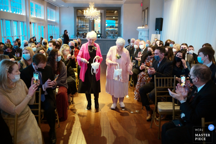 Imagen de la boda de Cruiseport Gloucester de un lugar de Massachusetts que muestra a dos abuelas caminando por la isla como niñas de las flores