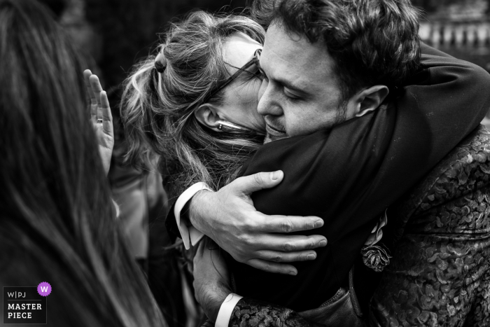 Fotografía de bodas y eventos en Verona en Villa Ca' Vendri en BW mostrando un abrazo de amigos Fotografía de bodas y eventos en Verona en Villa Ca' Vendri en BW mostrando un abrazo de amigos