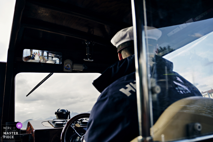 Melhor fotografia de casamento do Lago Maggiore na Itália mostrando Um barco está levando os noivos para o local da recepção