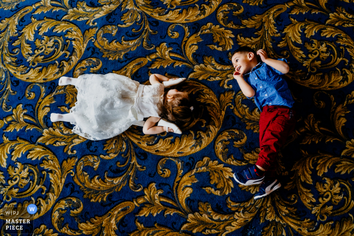 Trouwlocatiefotografie in Toronto van spelende kinderen op het tapijt van de receptie