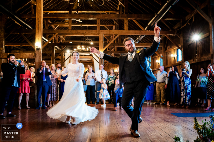 La mejor fotografía del lugar de la boda de Vermont en The Barn at Boyden Farm en Cambridge que muestra a la pareja bailando juntos durante su primer baile La mejor fotografía del lugar de la boda de Vermont en The Barn at Boyden Farm en Cambridge que muestra a la pareja bailando juntos durante su primer baile