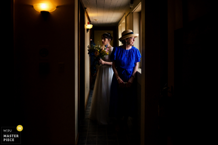 Najlepsza fotografia ślubna z miejsca w Vermont, The Barn at Boyden Farm, przedstawiająca pannę młodą i jej mamę czekające w korytarzu przed przejściem do ołtarza