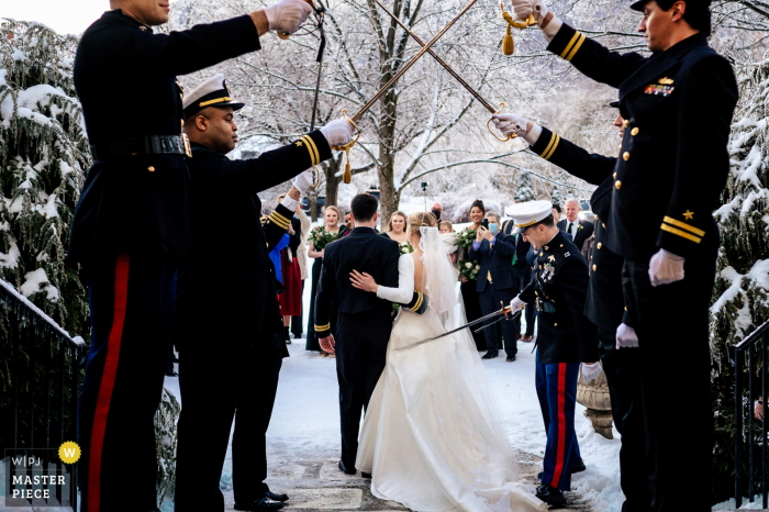 Beste Hochzeitsfotografie in Manchester, VT im Equinox Resort, die entsteht, wenn das Paar durch den Schwertbogen der Marine geht