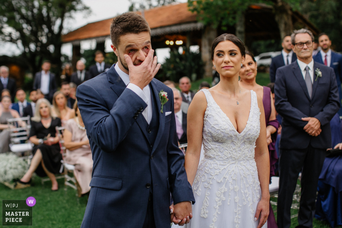 Fotografía emocional del lugar de la boda La Hacienda en Rio Grande do Sul que captura al novio que no puede contener el llanto