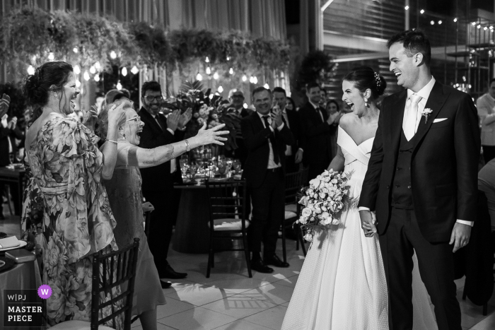 Best wedding photography from a Bento Goncalves venue, Marco Luigi of Brides grandmother celebrates the bride and groom entry into the party Best wedding photography from a Bento Goncalves venue, Marco Luigi of Brides grandmother celebrates the bride and groom entry into the party