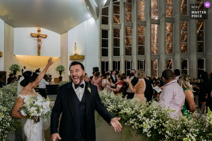 Imagen de la boda de Sorocaba desde una salida de la iglesia de Sao Paulo en la noche con fuegos artificiales fuera de las ventanas