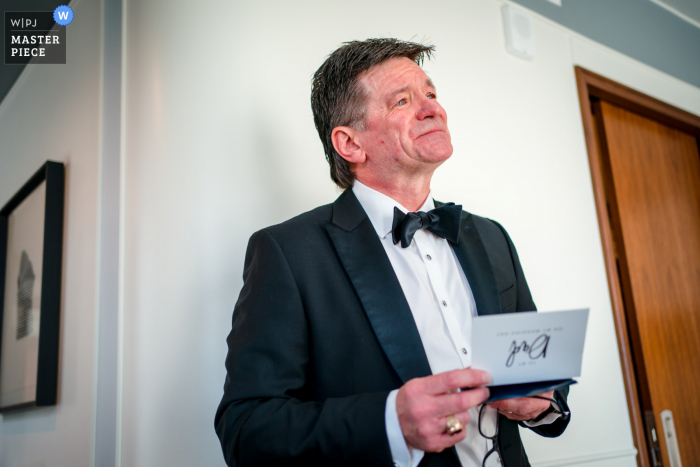 Fotografia de casamento e eventos em Washington DC no Thompson Hotel, capturando Um pai recebendo uma carta de sua filha no dia do casamento Fotografia de casamento e eventos em Washington DC no Thompson Hotel, capturando Um pai recebendo uma carta de sua filha no dia do casamento