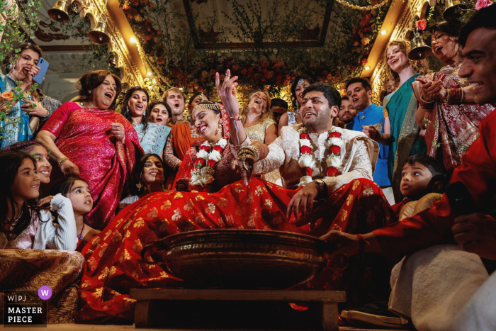 La mejor fotografía de boda de un lugar de Londres que captura los juegos de la ceremonia de boda hindú