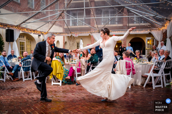 La imagen de la boda del Hotel Alexandrian de un lugar de Alexandria, Virginia, que muestra a una novia y su padre bailando un baile loco