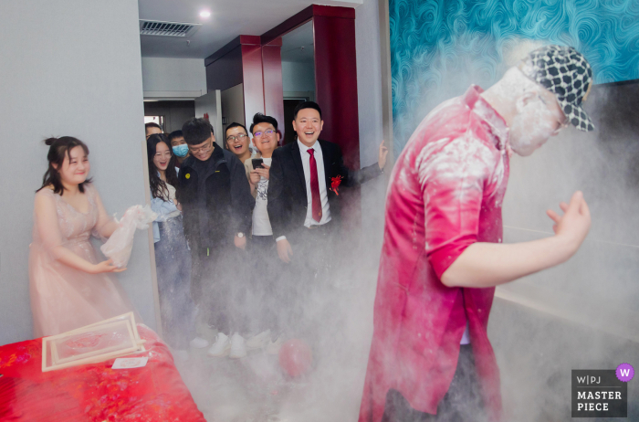 Meilleure photographie du Shaanxi des meilleurs jeux de mariage d'hommes à la porte qui s'écrase