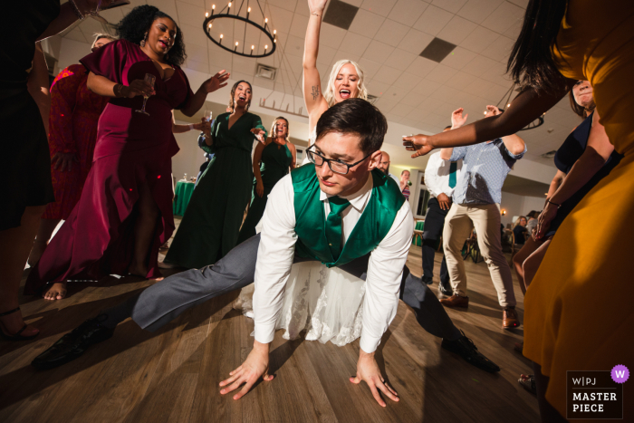 Fotografia documental de um casamento Ken Caryl Ranch no Colorado mostrando os noivos dançando na pista de dança