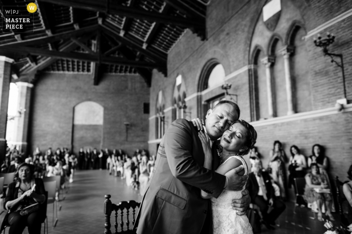 Un fotógrafo de bodas en un ayuntamiento de Siena creó esta imagen de los novios abrazándose durante la ceremonia. Un fotógrafo de bodas en un ayuntamiento de Siena creó esta imagen de los novios abrazándose durante la ceremonia.