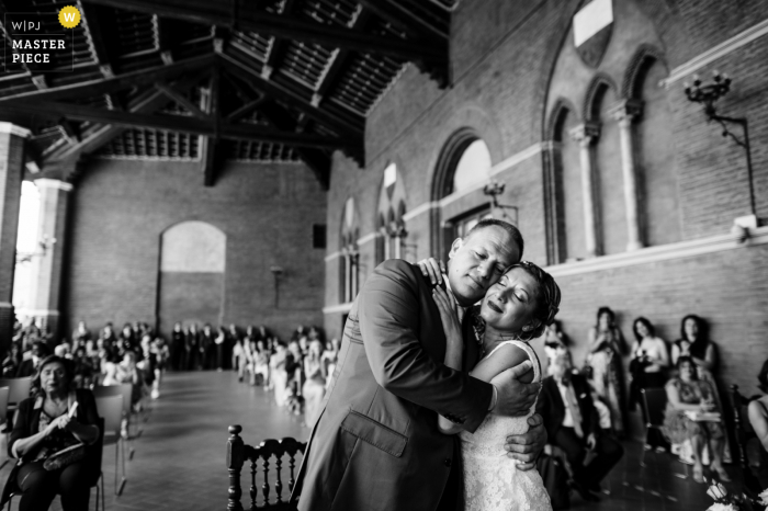 Een huwelijksfotograaf in een stadhuis van Siena creëerde dit beeld van de bruid en bruidegom die elkaar omhelzen tijdens de ceremonie