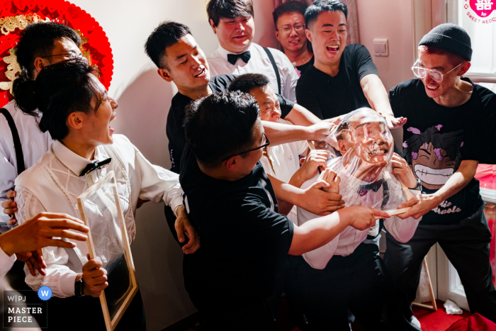 Best documentary wedding photo from Shanghai, China displaying a newlywed game Best documentary wedding photo from Shanghai, China displaying a newlywed game