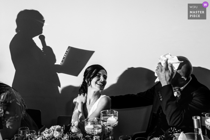 Fotografia di matrimonio documentaria vincitrice del premio Aniane, Francia in bianco e nero che cattura un discorso difficile