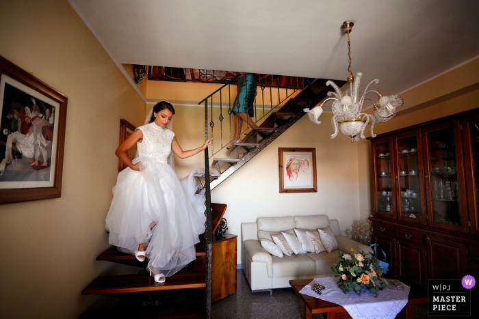 Acri, Calabria, imagen ganadora del concurso de fotografía documental de bodas que muestra a la novia a punto de salir de casa para ir a la iglesia