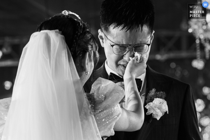 Um fotógrafo de casamento de Chengdu capturou um momento tocante quando a noiva enxugou as lágrimas do noivo em sua cerimônia