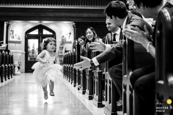 Ein Hochzeitsfotograf aus Pennsylvania hielt den berührenden Moment fest, als ein Blumenmädchen den Gang entlang eilte, um von ihrem Vater mit offenen Armen empfangen zu werden