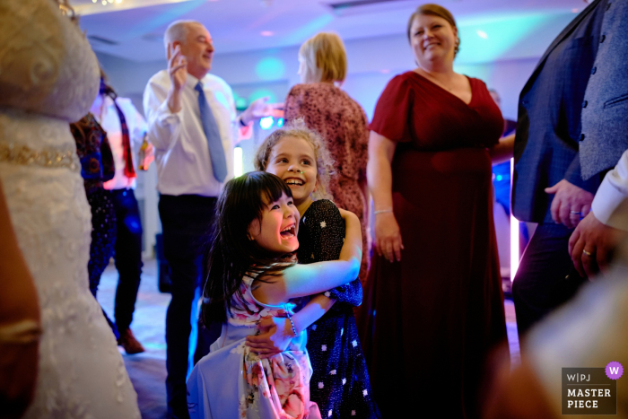 Momento disco de recepción de boda Mejor foto documental de boda de un hotel en Inglaterra en la ubicación de la recepción durante un momento de discoteca de boda