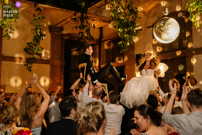 braut und bräutigam hochzeitsempfang hora stuhl tanz Weltklasse-Dokumentar-Hochzeitsfotografie in Mexiko-Stadt im Proyecto Prim während des Braut- und Bräutigam-Hochzeitsempfangs Hora-Chair-Tanz