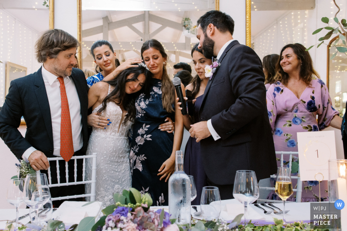 Offene dokumentarische Hochzeitsfotografie aus Bordeaux in Frankreich, die Tränen und Emotionen während der Reden zeigt