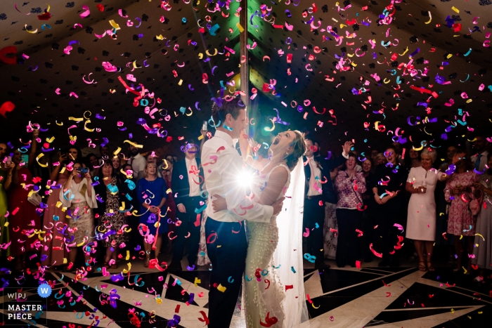 Premio a la mejor fotografía de boda estilo reportaje Abbeyleix en Irlanda que muestra los cánones de confeti sobre el primer baile