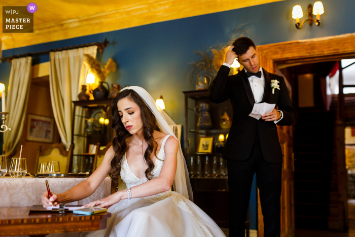 Photographie de mariage documentaire de classe mondiale au Zabola Esate à Bucarest, en Roumanie, montrant les mariés répétant leurs vœux