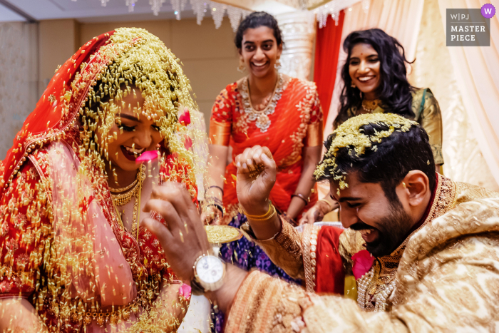 Fotografia de casamento fotojornalística de Chicago no Renaissance Schaumburg Ballroom de uma cerimônia indiana