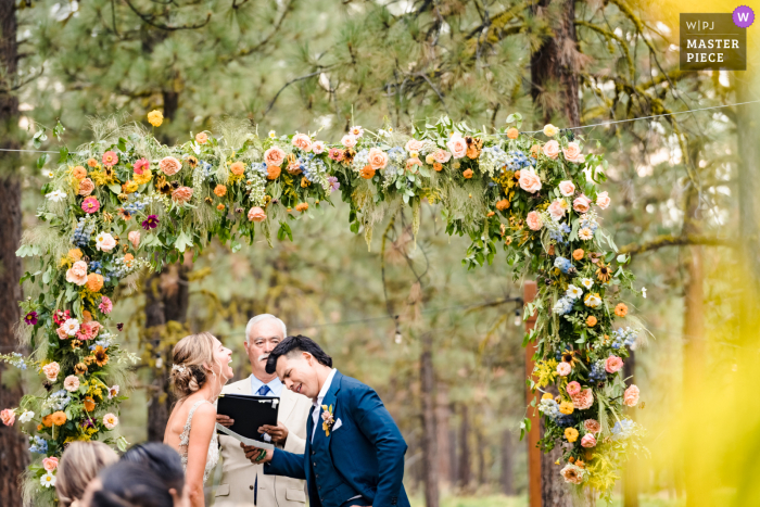 Graeagle, Califórnia, fotografia documental de casamento no Chalet View Lodge, capturando o casal da Califórnia rindo durante seus votos de casamento ao ar livre