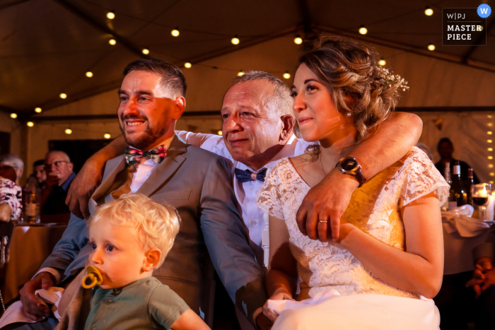 Ein Diaporama bei einem Hochzeitsempfang in Haute-Marne, Frankreich, fängt die Emotionen dreier Generationen ein, die zusammenkommen