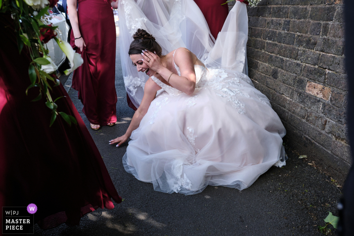 Después de la ceremonia, la novia no pudo evitar reír mientras salía de la iglesia. Después de la ceremonia en Christ Church en East Midlands, cerca de Dudley, la novia se rió a carcajadas cuando salió de la iglesia.