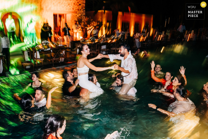 O fotógrafo de Bodrum capturou os noivos nos ombros dos convidados na piscina durante a noite, capturando perfeitamente o amor do casal na bela Turquia