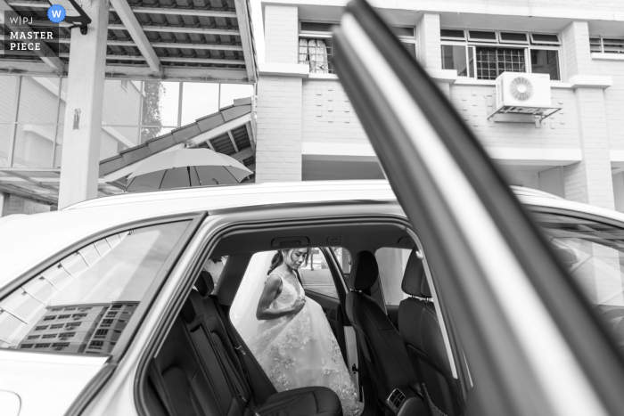 The Singapore photographer captured the moment of the bride getting into her bridal car outdoors, creating a graphic appeal for the wedding picture