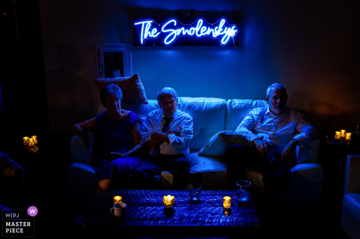 Nella lounge poco illuminata dello Sugarbush Resort a Warren, nel Vermont, gli invitati al matrimonio si siedono durante la festa da ballo Nella lounge poco illuminata dello Sugarbush Resort a Warren, nel Vermont, gli invitati al matrimonio si siedono durante la festa da ballo