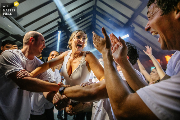 Umgeben von ihren engsten Freunden und ihrer Familie wurde die Braut am wunderschönen Ort der Hochzeit freudig in die Luft geschleudert In der Hochzeitslocation Alto da Capela in Porto Alegre wird eine RS-Braut von Gästen hochgeworfen