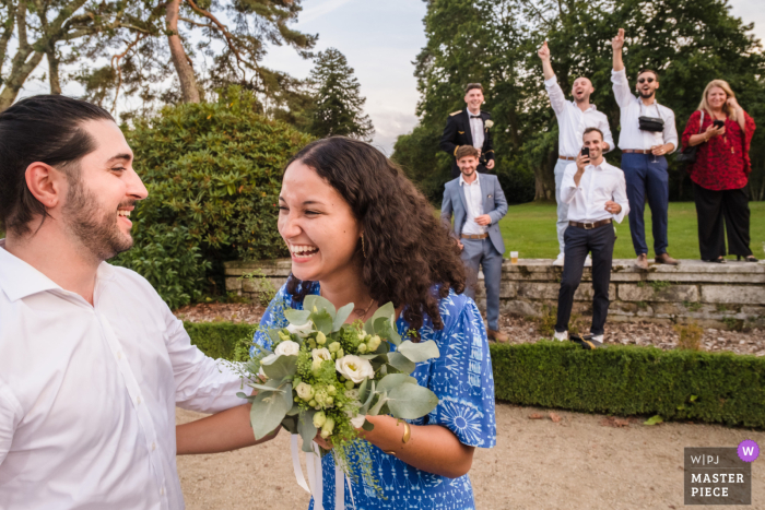 In Brest, Frankreich, wird bei einem Hochzeitsempfang ein Foto von einem Gast gemacht, der den Blumenstrauß der Braut fängt. Das Bild wurde von einem französischen Hochzeitsfotografen aufgenommen.