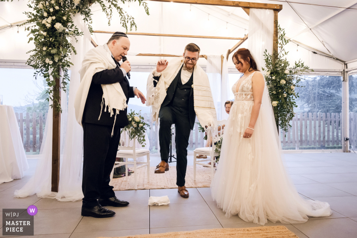 Lyon Wedding Tradition: Groom breaks glass in ceremony Amidst the tradition and joy of a Jewish wedding in Lyon, the groom completes the ceremony by breaking a glass in front of his loved ones.