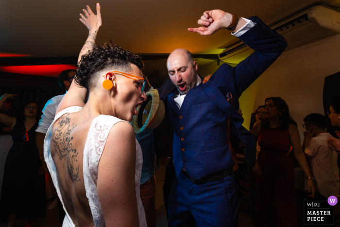 At Le Relais de l'Aurival, the bride makes a spectacular entrance into the dance hall, drawing the guests' attention and admiration. This grand moment signals the start of an unforgettable evening filled with celebration.