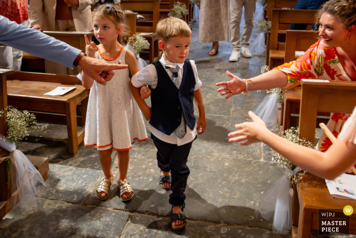 In Anost, the newlyweds’ children appear a bit lost inside the church, capturing a sweet and candid moment of childhood uncertainty during the wedding ceremony.