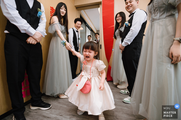 A poignant moment captured at a hotel in Nanping, Fujian, as a child, longing for their mother, expresses the heartfelt wish for her to come home, beautifully documented in this emotional scene.