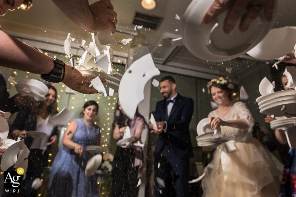 Zdjęcie: <a href="https://www.wpja.com/photos/artistic-wedding-photographers/2509056"> Giorgos Galanopoulos - Santorini Fotograf ślubny z Santorini uchwycił to wypełnione ujęciem przyjęcie weselne rozbijające naczynia w recepcji