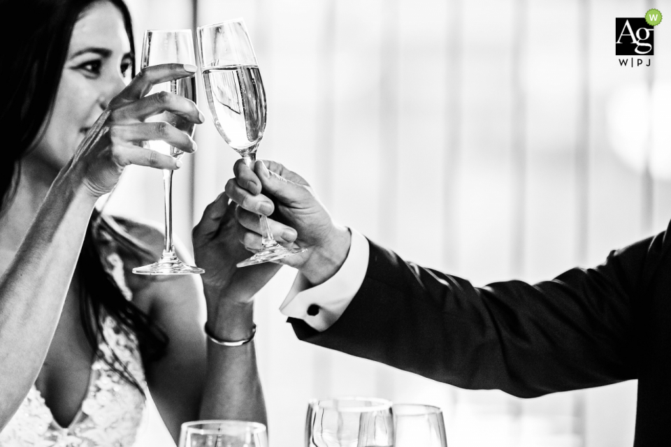 Saugerties Steamboat Co Hudson Valley NY Lieu de mariage Photo | Toast au champagne de mariage intime pour la mariée