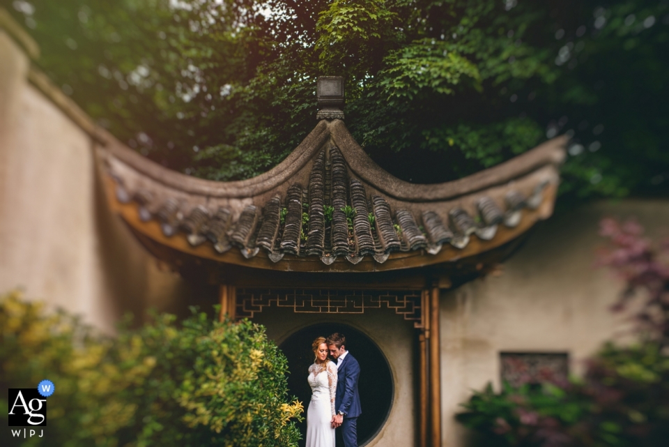 O feliz casal comemorou seu dia especial no Martra Centre, no Reino Unido, abraçando-se por trás em um belo arco japonês