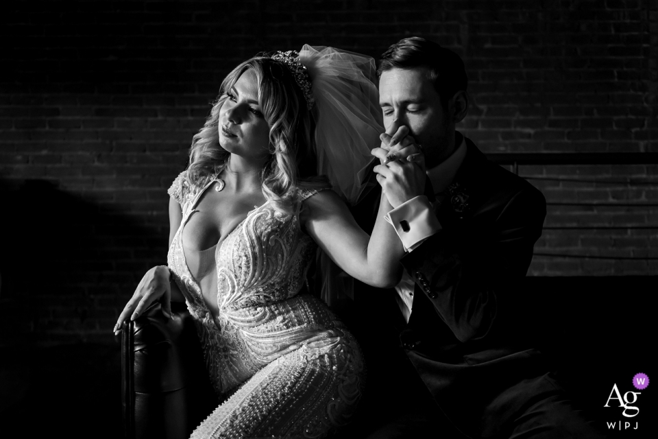 Foto von: <a href="https://www.wpja.com/photos/artistic-wedding-photographers/2549240"> Shaun Baker - San Diego, Kalifornien Die Braut und der Bräutigam werfen für ein Hochzeitstagporträt im Kraut u. Im Holz in San Diego auf