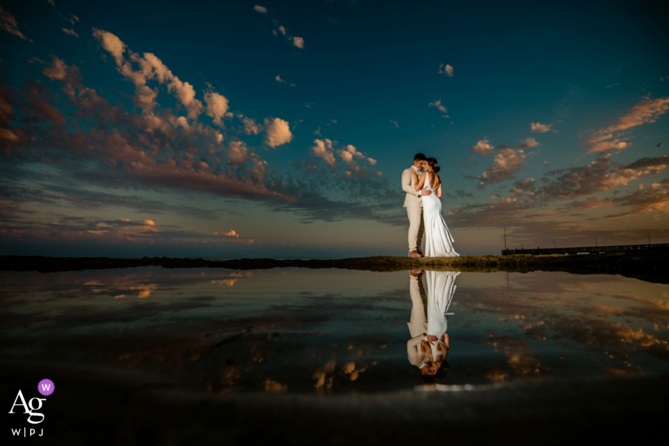 Photo de: <a href="https://www.wpja.com/photos/artistic-wedding-photographers/2552139"> Michael Freas - Key West en Floride Photographe de mariage à Casa Marina Resort Key West: Les couchers de soleil à Key West sont quelque chose de spécial. À la marée basse, les roches calcaires s’exposent, ce qui vous donne une mare idéale pour refléter.