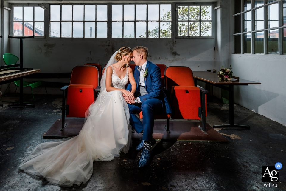 Foto von: <a href="https://www.wpja.com/photos/artistic-wedding-photographers/2556537"> Hiske Boon - Waalwijk Noord Brabant Lijm & Cultuur Holland Hochzeitspaare in einem industriellen Ort während der Porträtsitzung