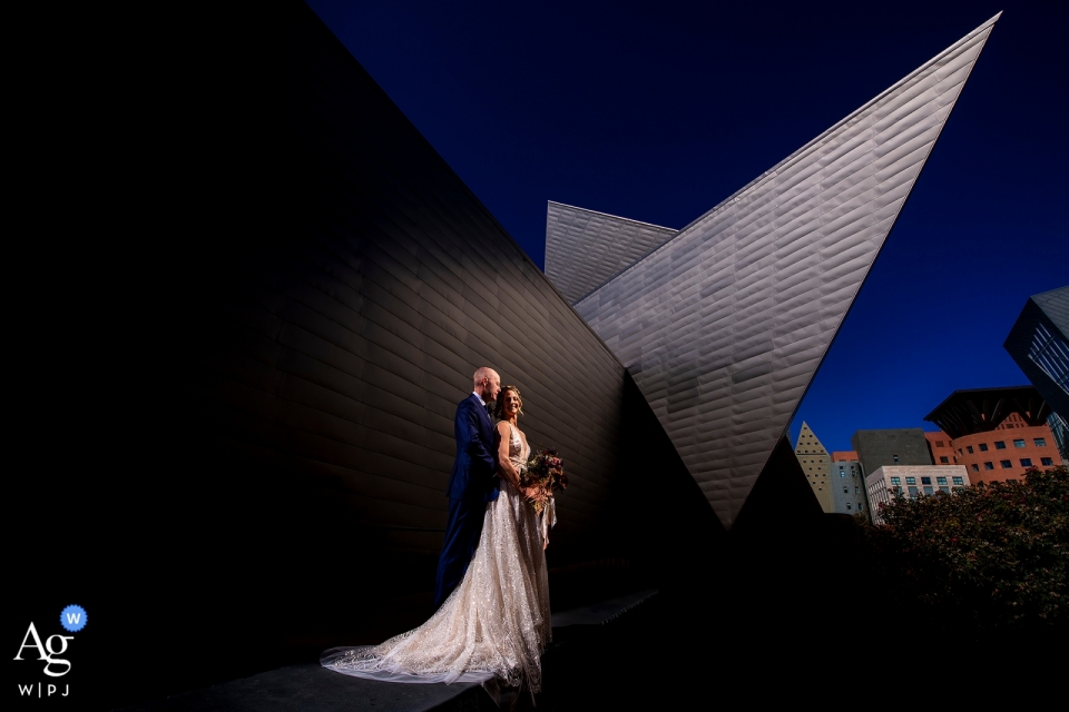 Foto von: <a href="https://www.wpja.com/photos/artistic-wedding-photographers/2556560"> Jesse La Plante - Boulder Colorado Denver Art Museum-Hochzeitsporträt der Braut und des Bräutigams in im Stadtzentrum gelegenem Denver