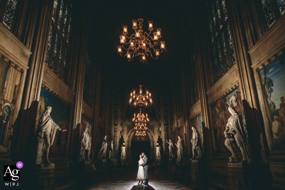 Foto von: <a href="https://www.wpja.com/photos/artistic-wedding-photographers/2557605"> Ashley Davenport - Schloss Dongington Derbyshire Hochzeitstagbild der Braut im Bräutigam in den Parlamentsgebäuden in London