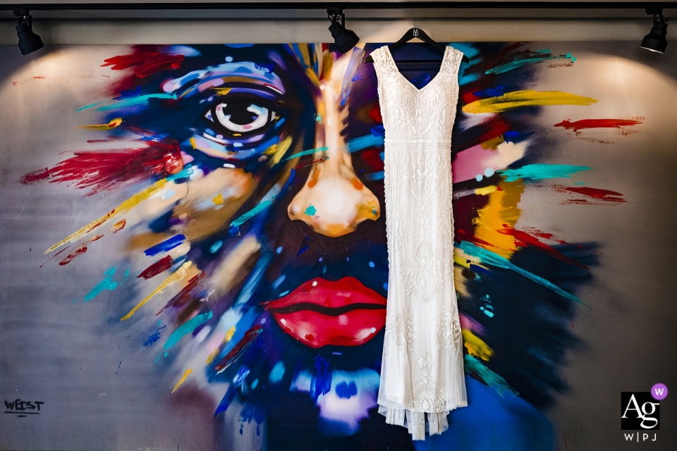 Foto por: <a href="https://www.wpja.com/photos/artistic-wedding-photographers/2557675"> Emre Nesli - Estambul Estambul The Galata Hotel İstanbul Turkey - Foto de detalle nupcial del vestido en la pared pintada