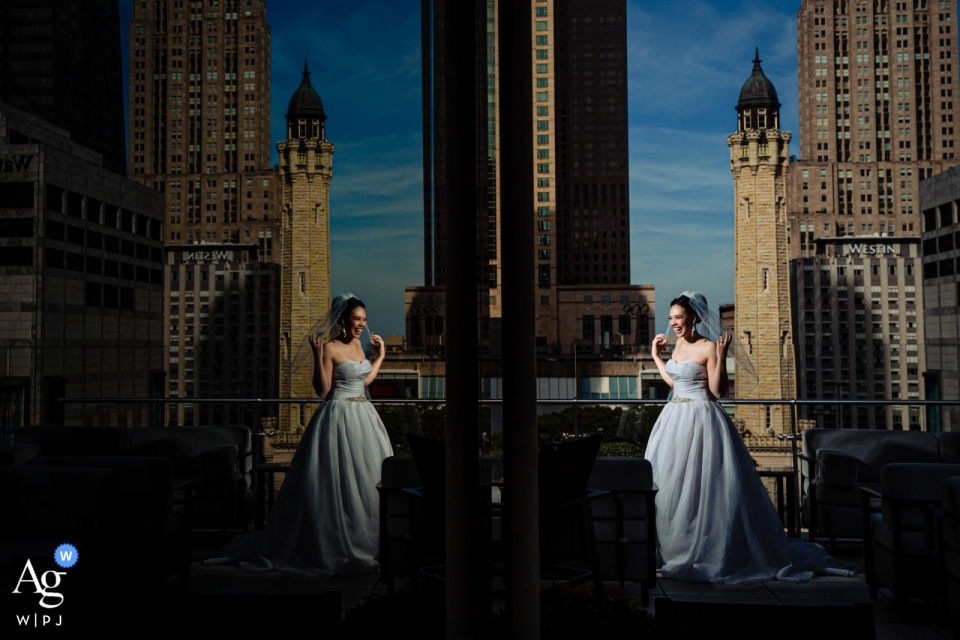 Foto von: <a href="https://www.wpja.com/photos/artistic-wedding-photographers/2558194"> Victoria Sprung - Chicago Illinois Halbinsel-Hotel, Chicago-Hochzeitsfoto einer Braut auf einem Dach mit einer großen Reflexion der Stadt